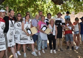 Ganadores y autoridades posan en la tradicional fotografía de familia tras la entrega de premios del Día del Calderillo