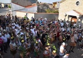 Imagen de las peñas en el pregón de las fiestas de Peromingo