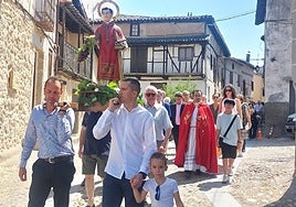 Procesión con la imagen de San Esteban por las calles de la localidad