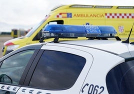 Una ambulancia y la Guardia Civil, en una foto de archivo.