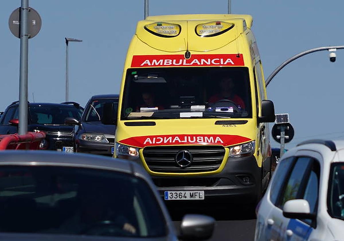Una ambulancia pide paso en una de las carreteras de la capital.