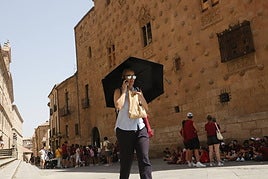 Una familia, sentada en la Plaza Mayor de Salamanca.