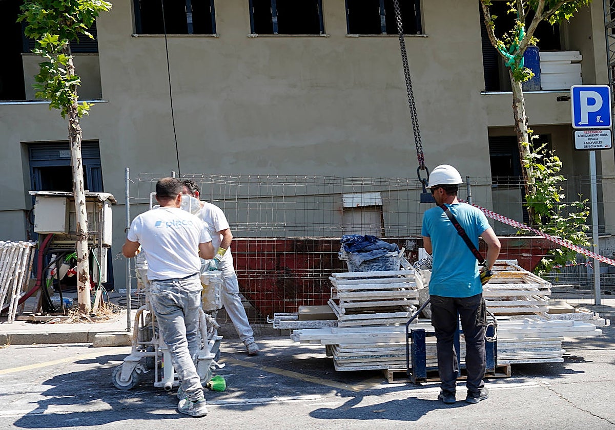 Trabajadores, en las obras de un edificio de viviendas.