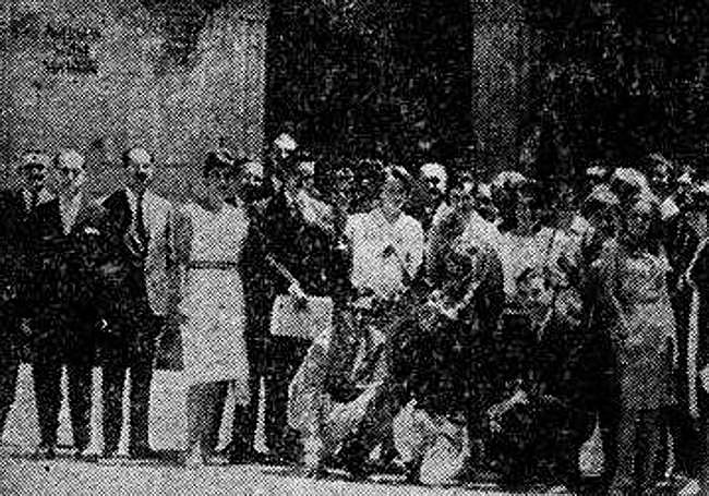 El primer grupo de alumnos de los Cursos, ante la Universidad, en julio de 1964.