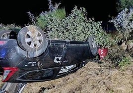 El turismo accidentado tras la salida de vía en la DSA-170, en La Cabeza de Béjar.