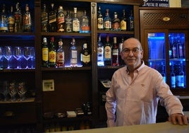 Fidel Martín, detrás de la barra del bar.