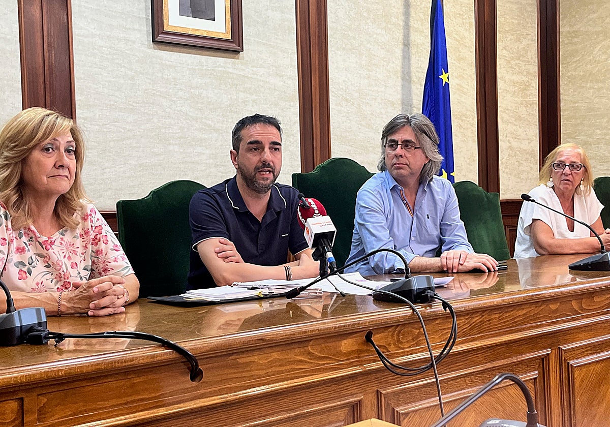 Purificación Pozo, Javier Hernández, Luis Francisco Martín y Maite Crego, esta tarde, en el Ayuntamiento de Béjar.