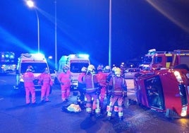 Coche volcado en la rotonda del Hospital tras el accidente.