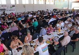La comida del domingo en el pabellón es uno de los eventos más multitudinarios de las fiestas.