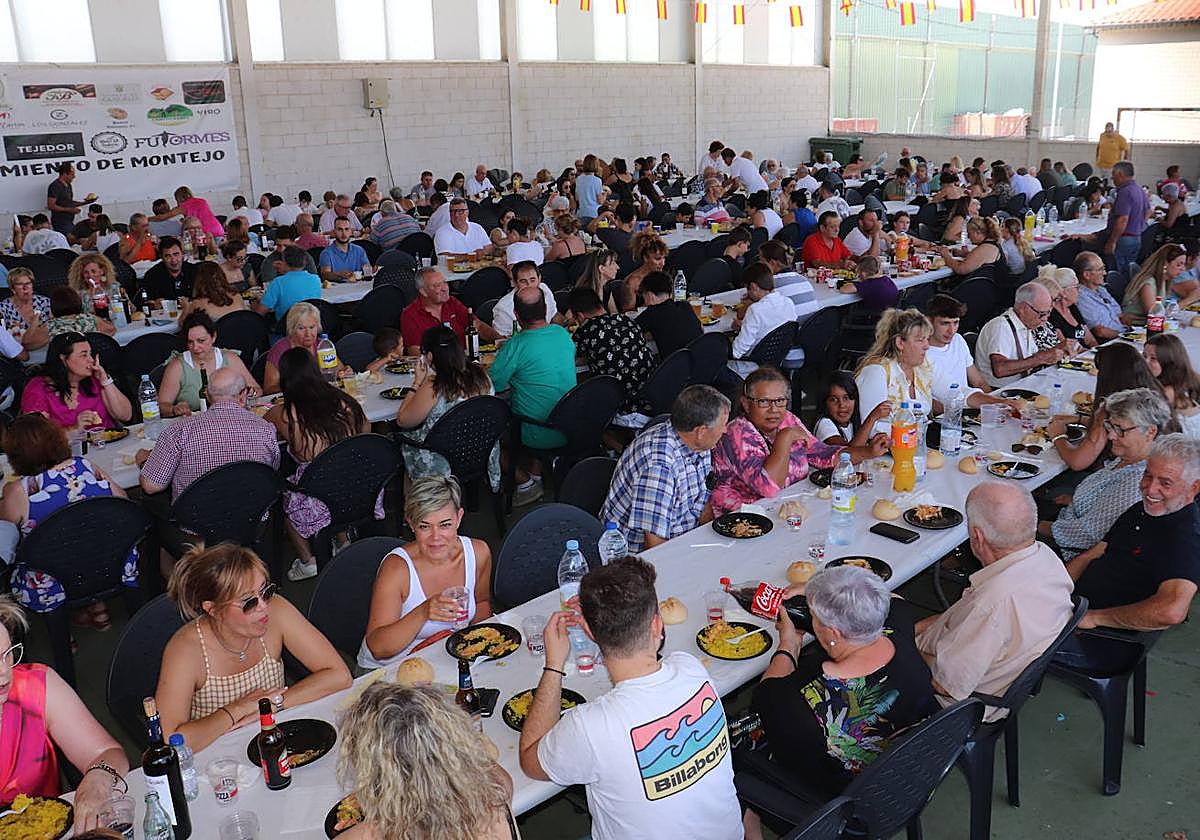 La comida del domingo en el pabellón es uno de los eventos más multitudinarios de las fiestas.