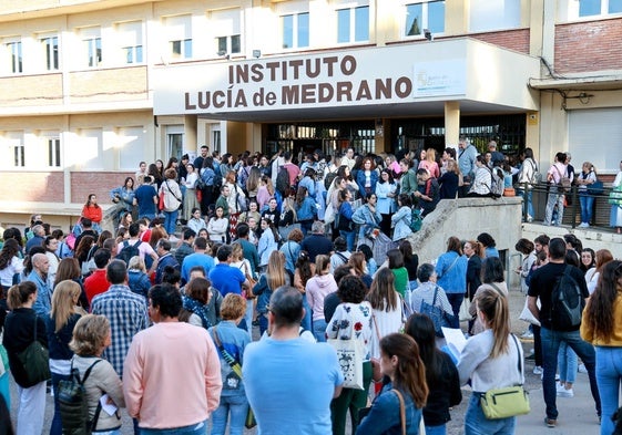 Decenas de candidatos, antes de unas oposiciones de Educación.