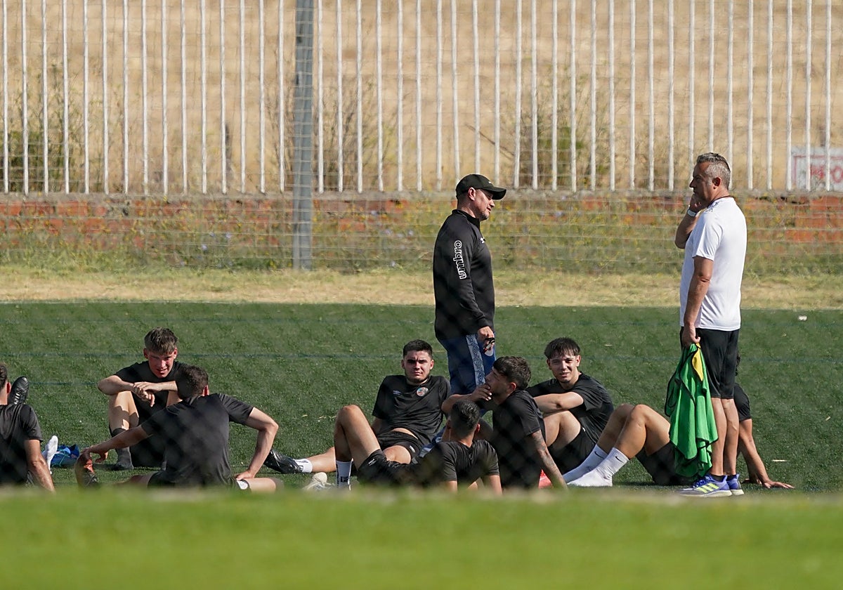 Carlos Velasco, charlando con Hugo Parra, en la primera sesión del filial.