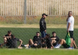 Carlos Velasco, charlando con Hugo Parra, en la primera sesión del filial.