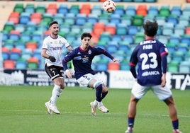 Óscar Marotías gana la posición a Alvarito durante el partido del pasado curso entre el Salamanca UDS y el Deportivo Fabril en el Helmántico.