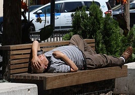 Un salmantino, tomando el sol por la mañana en la ciudad.