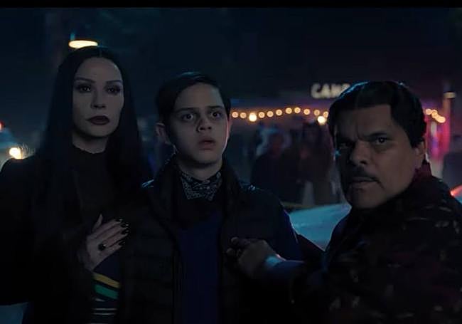 Morticia Addams (Catherine Zeta-Jones), madre de Miércoles, su hermano Pugsley (Isaac Ordonez) y su padre, Gomez Addams (Luis Guzmán).