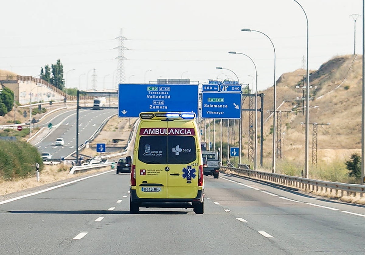 Imagen de archivo de una ambulancia circulando por la A-62.