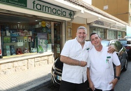 Carlos y Gonzalo llevan más de tres décadas trabajando en la farmacia de la calle Manuel Parada como auxiliares.