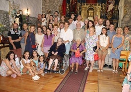 Foto de familia de las homenajeadas, con los familiares, autoridades y responsables del acto.