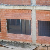 Imagen de tabiques y perfiles en el interior del edificio.