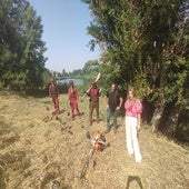 La edil de Medioambiente, Marta Labrador, con el grupo de operarios.