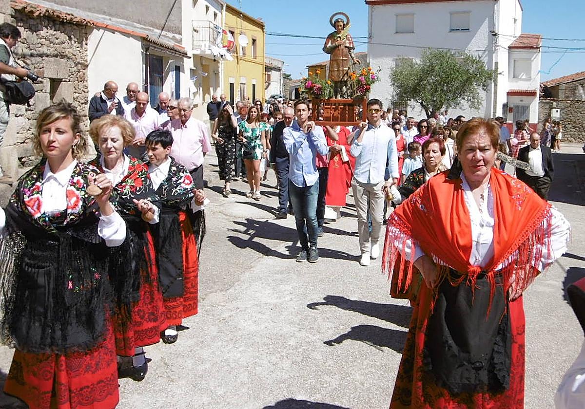 Procesión de San Lorenzo con aires de folclore.