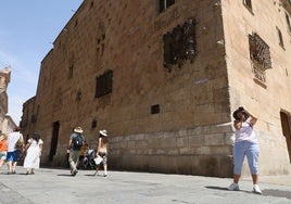 Una turista realiza fotografías junto a la Casa de las Conchas.
