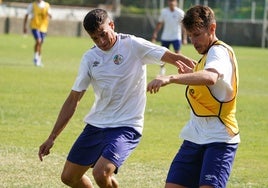 José Manuel Lara forcejea con Carlos Cristeto por el balón durante el entrenamiento de ayer en el anexo.