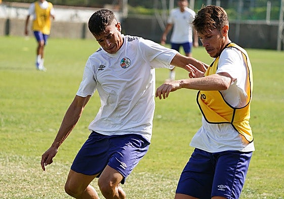 José Manuel Lara forcejea con Carlos Cristeto por el balón durante el entrenamiento de ayer en el anexo.