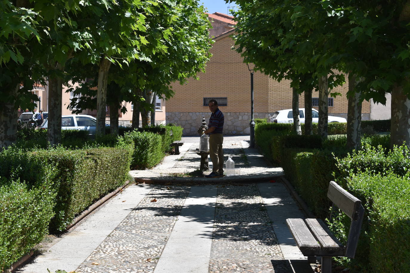 Un vecino, cogiendo agua de la fuente de Soullans en Ledesma.