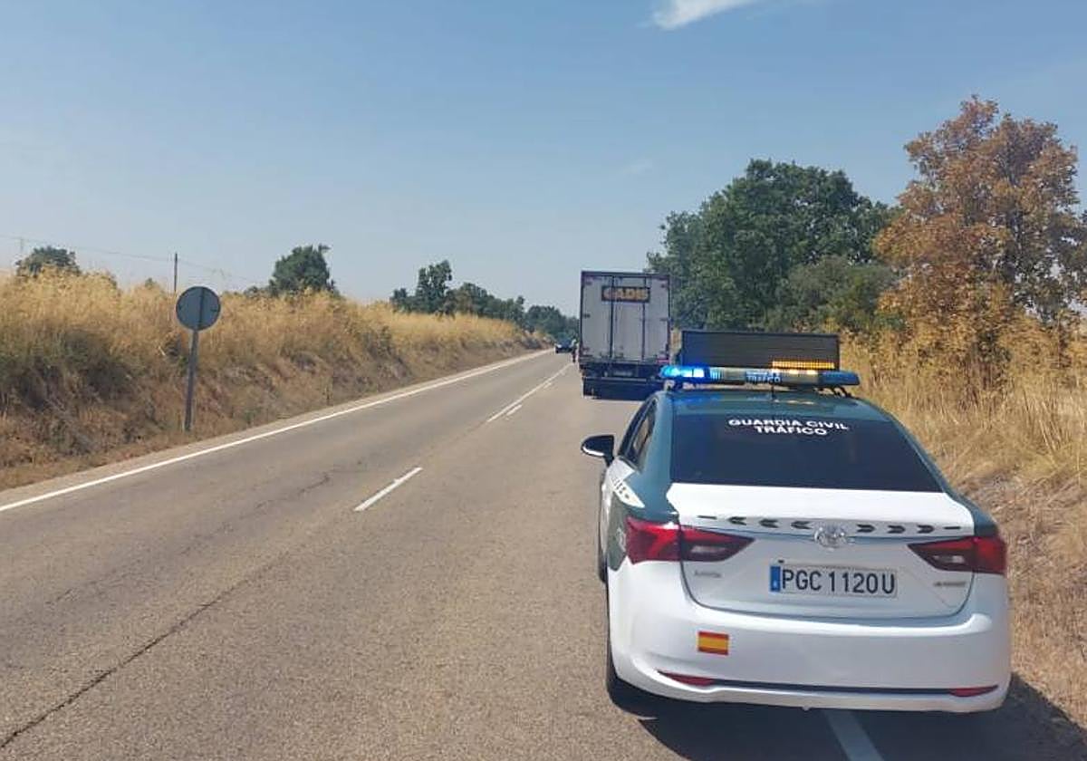 Imagen de la intervención llevada a cabo por la Guardia Civil de Tráfico en el punto exacto.