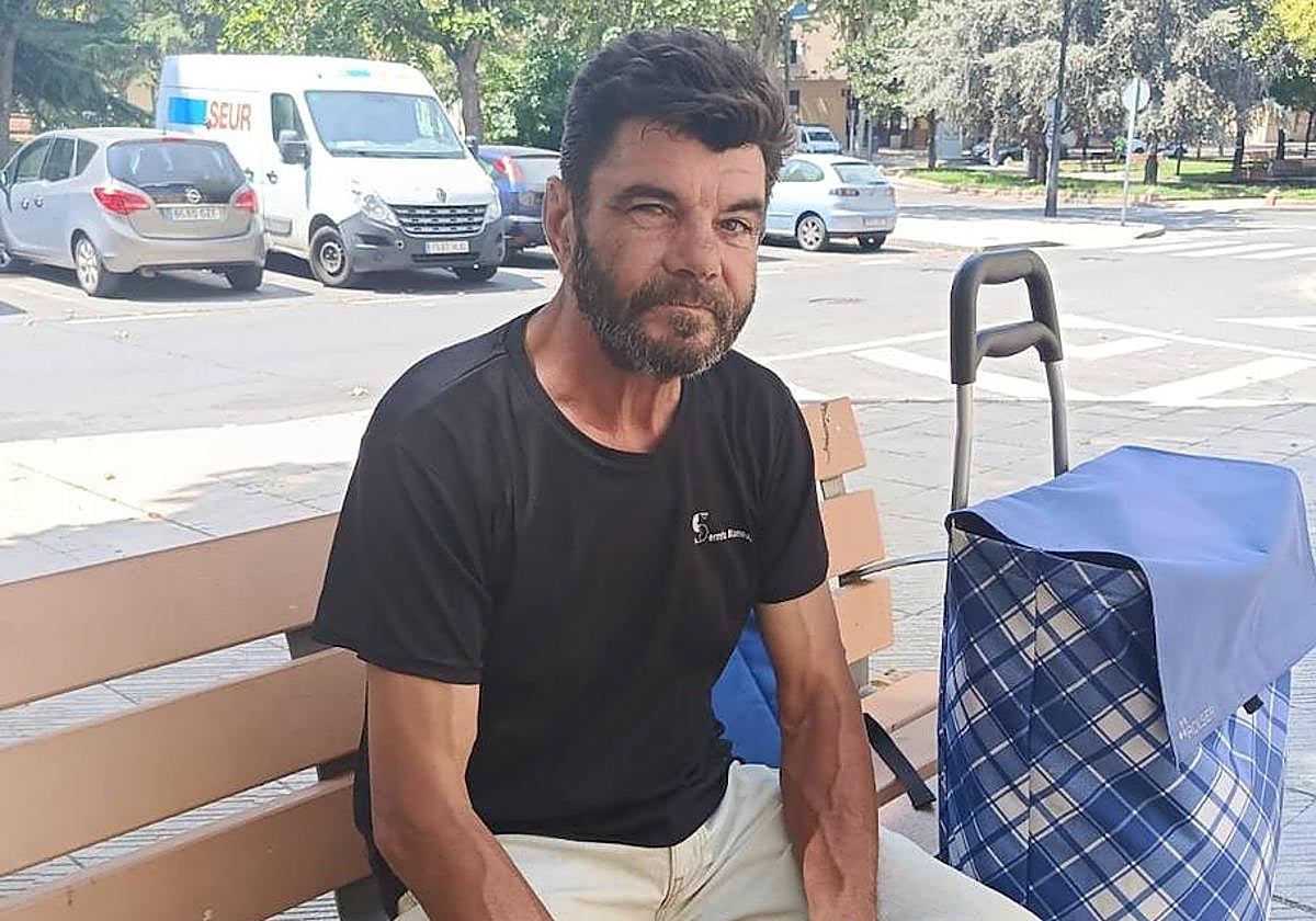 Viorel Antofi, en el banco de la plaza del barrio Vidal.