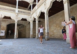 Varios turistas, en el patio interior de la Casa de las Conchas.