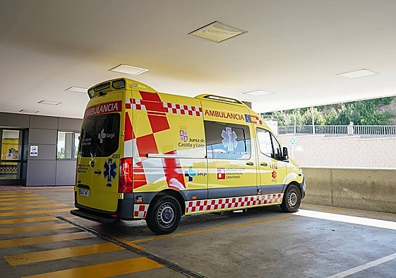 Imagen de archivo de una ambulancia en el Hospital Clínico Universitario.