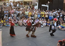 Los vecinos de Calvarrasa de Abajo, durante el numeroso desfile de carrozas y disfraces.