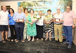 Los homenajeados, con los miembros de la directiva de la asociación.