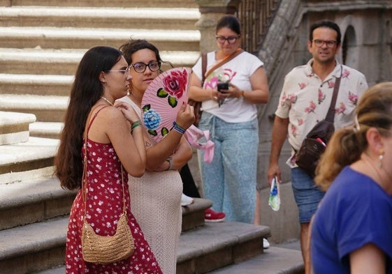 Una joven se abanica para combatir el calor.