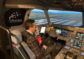 El rector de la Universidad, en una visita a la escuela de pilotos.