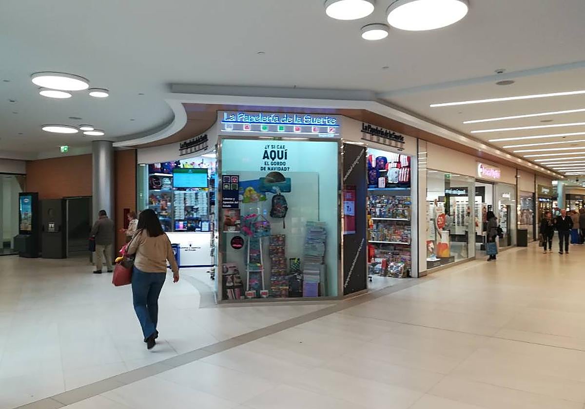 Imagen de la administración de lotería en la que se ha vendido el boleto acertante.