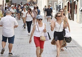 Decenas de personas, paseando por la Rúa.