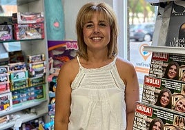 Pilar Bullón, en el quiosco que regenta en el parque Picasso.