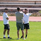 Carlos Valverde, director deportivo del Salamanca UDS, dialoga con Jorge García, primer entrenador y David Morán, ayudante del cuerpo técnico.