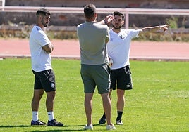 Carlos Valverde, director deportivo del Salamanca UDS, dialoga con Jorge García, primer entrenador y David Morán, ayudante del cuerpo técnico.