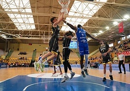 Acción de un duelo de la pasada temporada con el Avenida Xoborg y el Atlético Carbajosa como protagonistas.