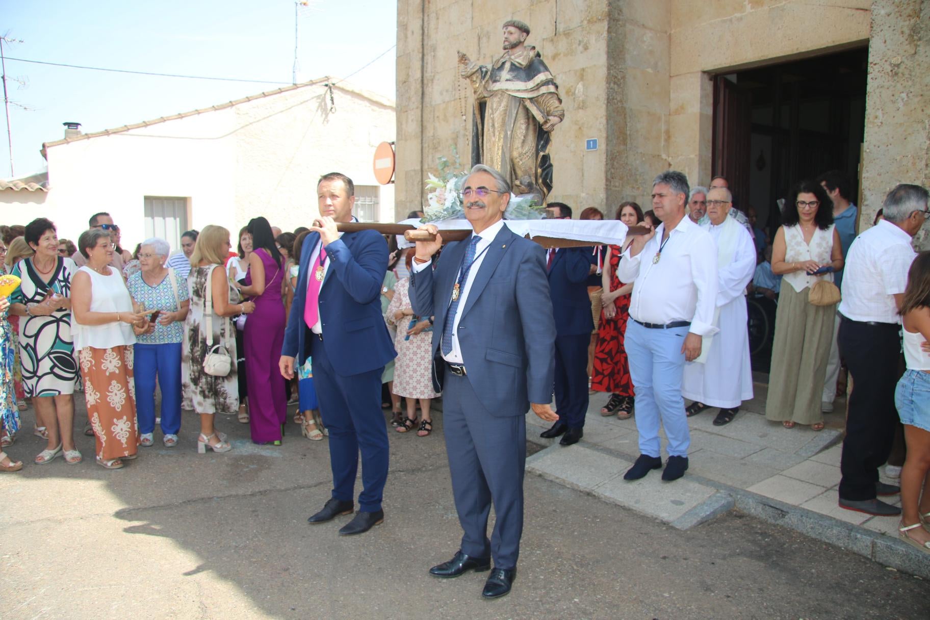 Calles llenas en Doñinos en el día de Santo Domingo