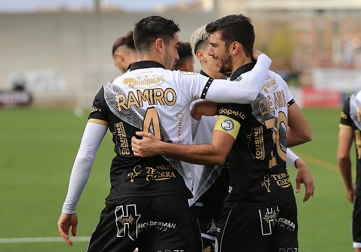 Ramiro y De la Nava, en el derbi celebrado en el Reina Sofía.