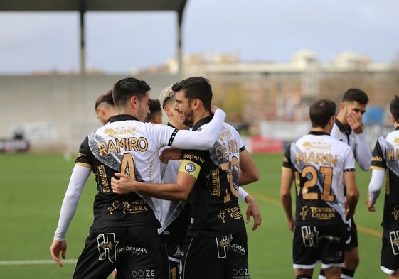 Ramiro y De la Nava, en el derbi celebrado en el Reina Sofía.