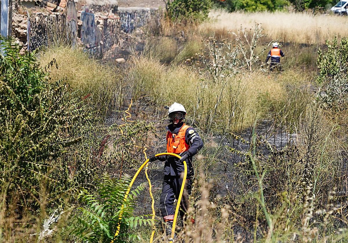 Dos bomberos trabajan en un incendio ajeno a esta información.