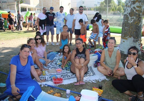 Vecinos de Villamayor disfrutan de una merienda sobre el césped.