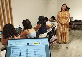 La edil de Infancia, Mari Cruz Gacho, durante su visita al campamento.